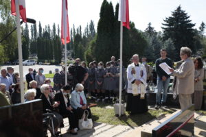 Odsłonięcie tablicy na cmentarzu Wilkowyja, 19 września 2020 r., fot. K. Pisarek