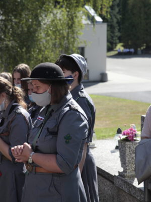 Odsłonięcie tablicy na cmentarzu Wilkowyja, 19 września 2020 r., fot. K. Pisarek